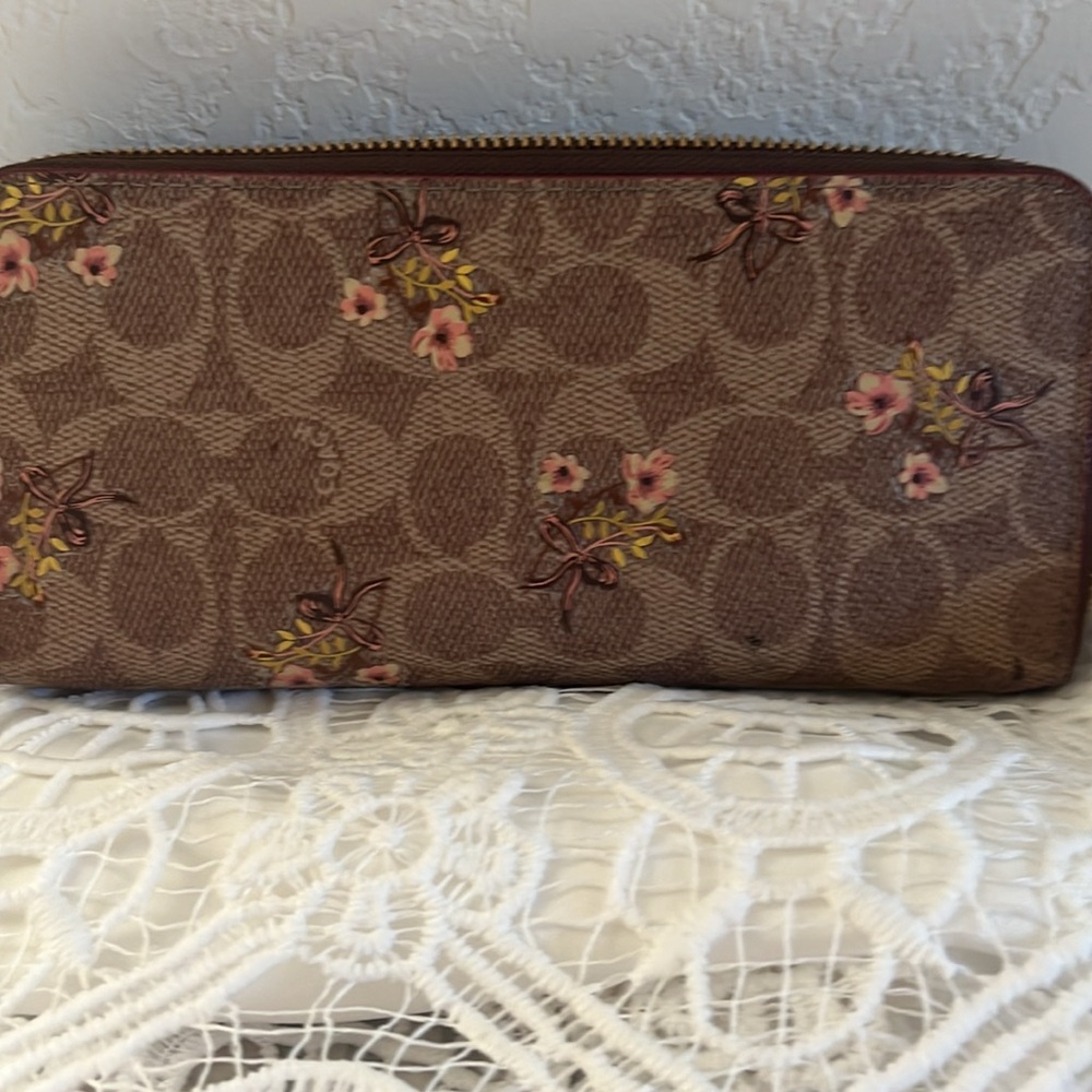 COACH NEW CONDITION ZIPPY FLOWERED WALLET - Picture 3 of 10